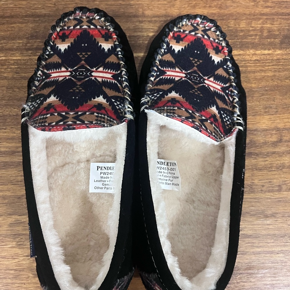 Pendleton Women's Slippers - Black and Red Pattern